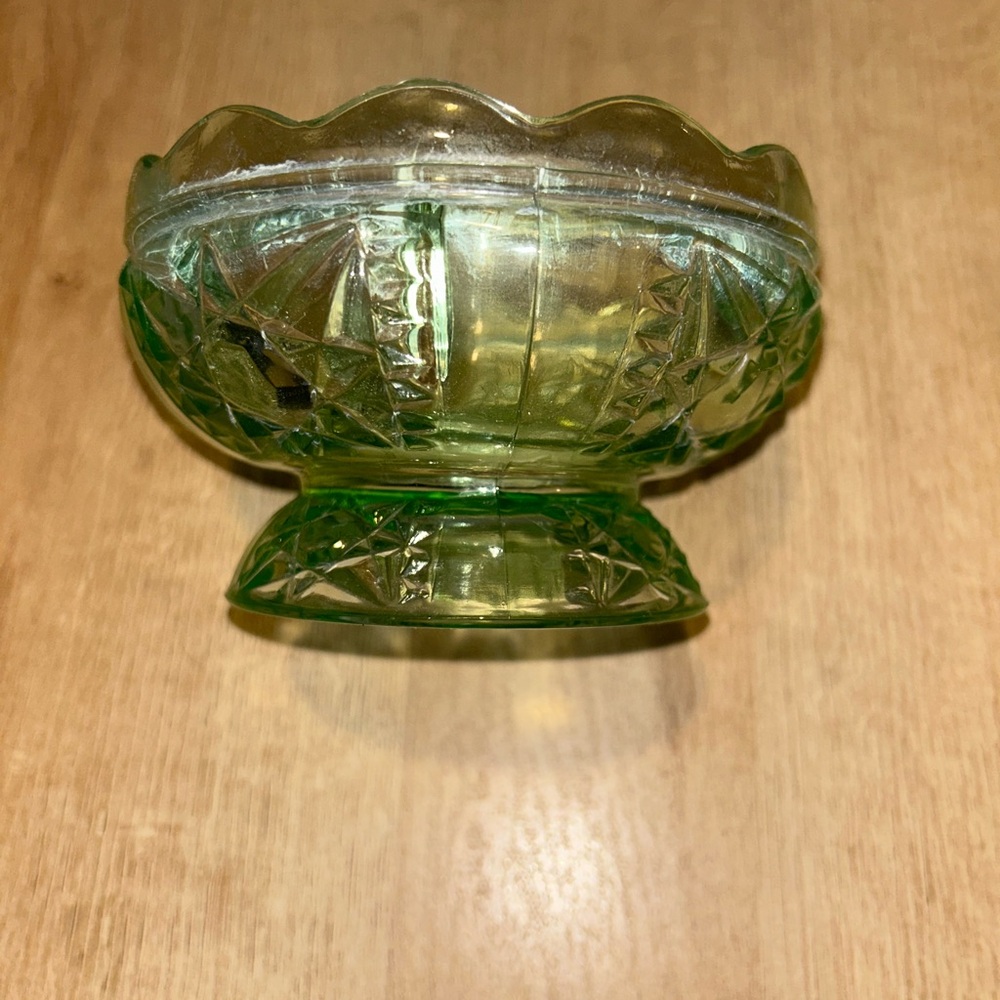 Green Glass Trinket Dish - Picture 4 of 8